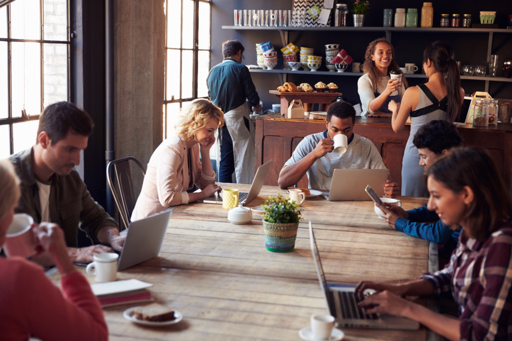 customers at a cafe