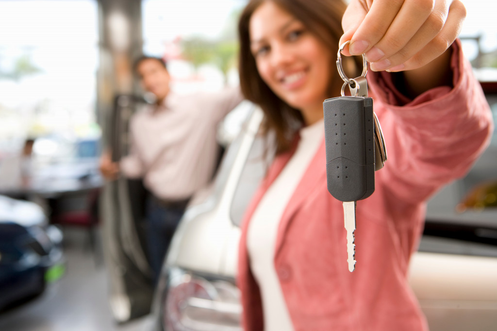 woman handing out the key